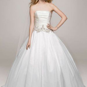 NWOT / Davids Bridal Wedding Dress Size 4